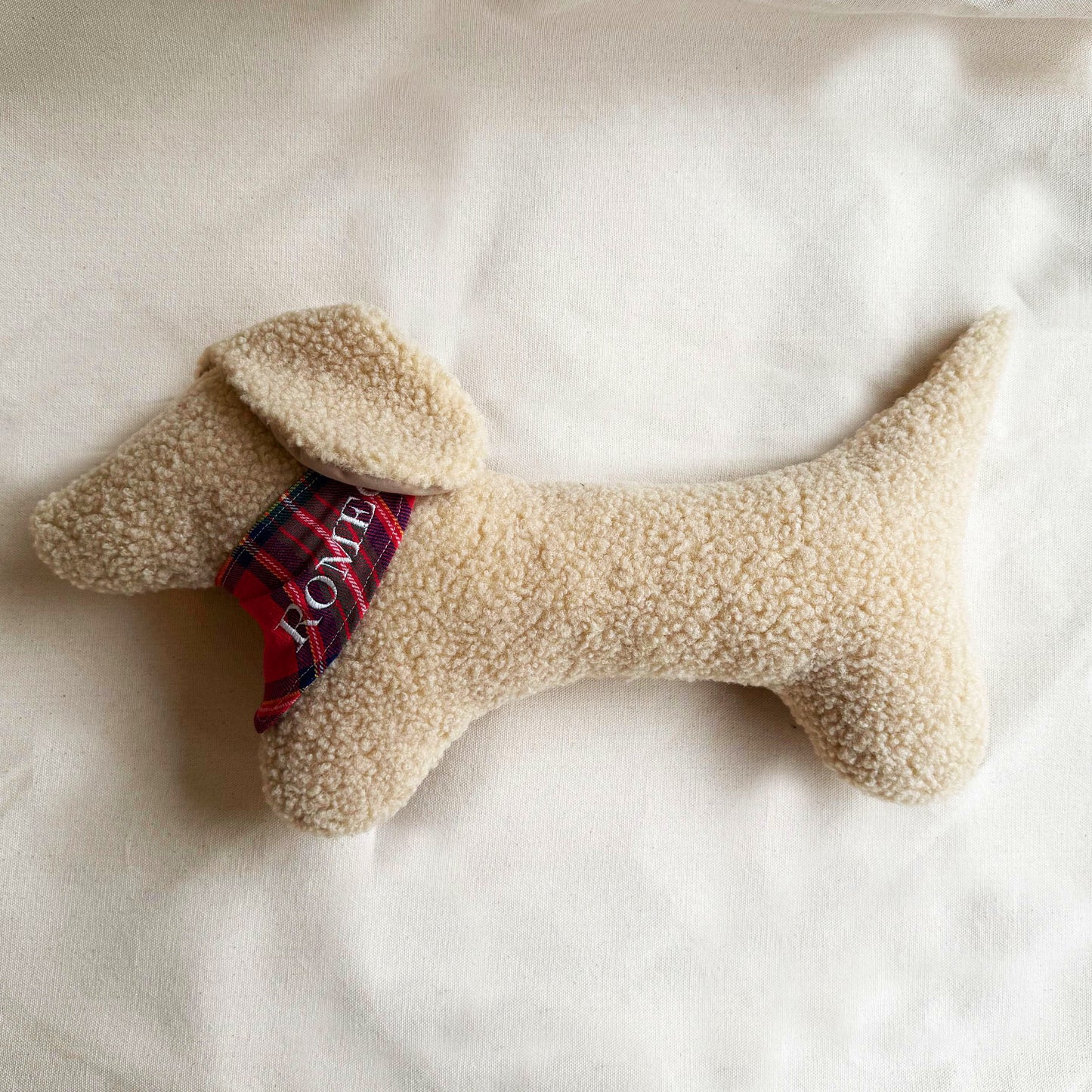 Coussin décoratif teckel en sherpa avec bandana personnalisé