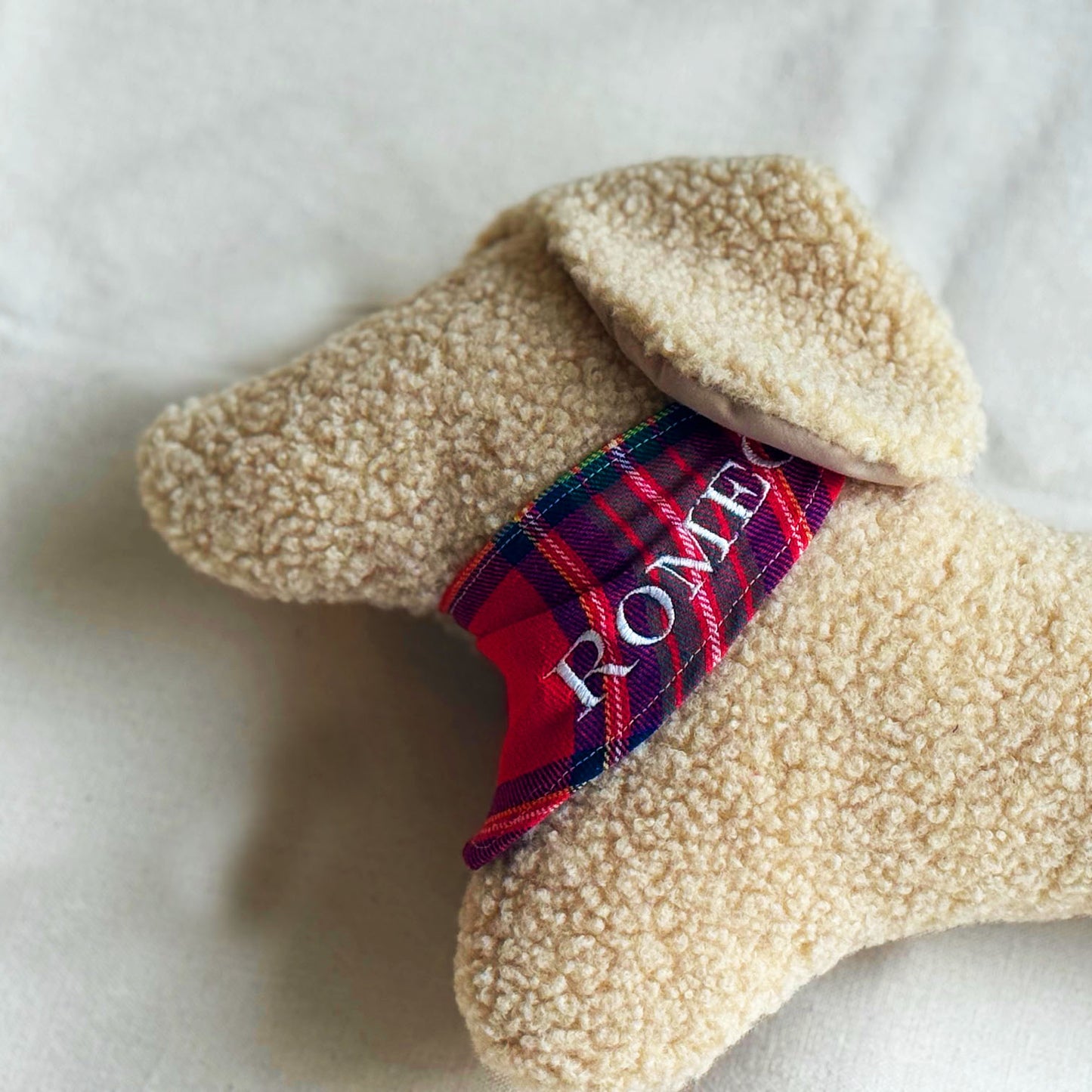 Coussin décoratif teckel en sherpa avec bandana personnalisé