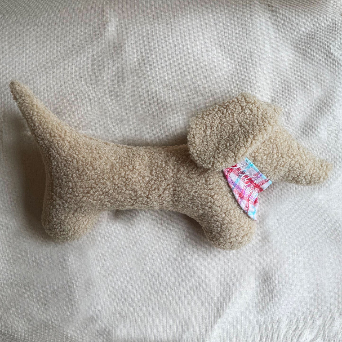 Coussin décoratif teckel en sherpa avec bandana personnalisé