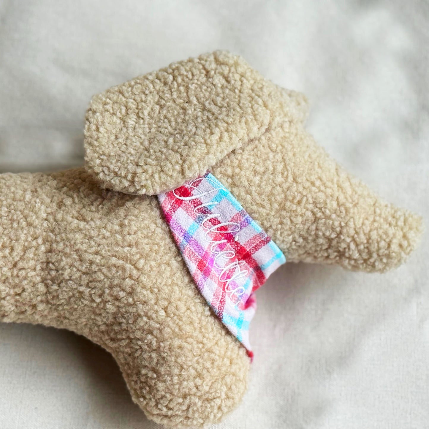 Coussin décoratif teckel en sherpa avec bandana personnalisé